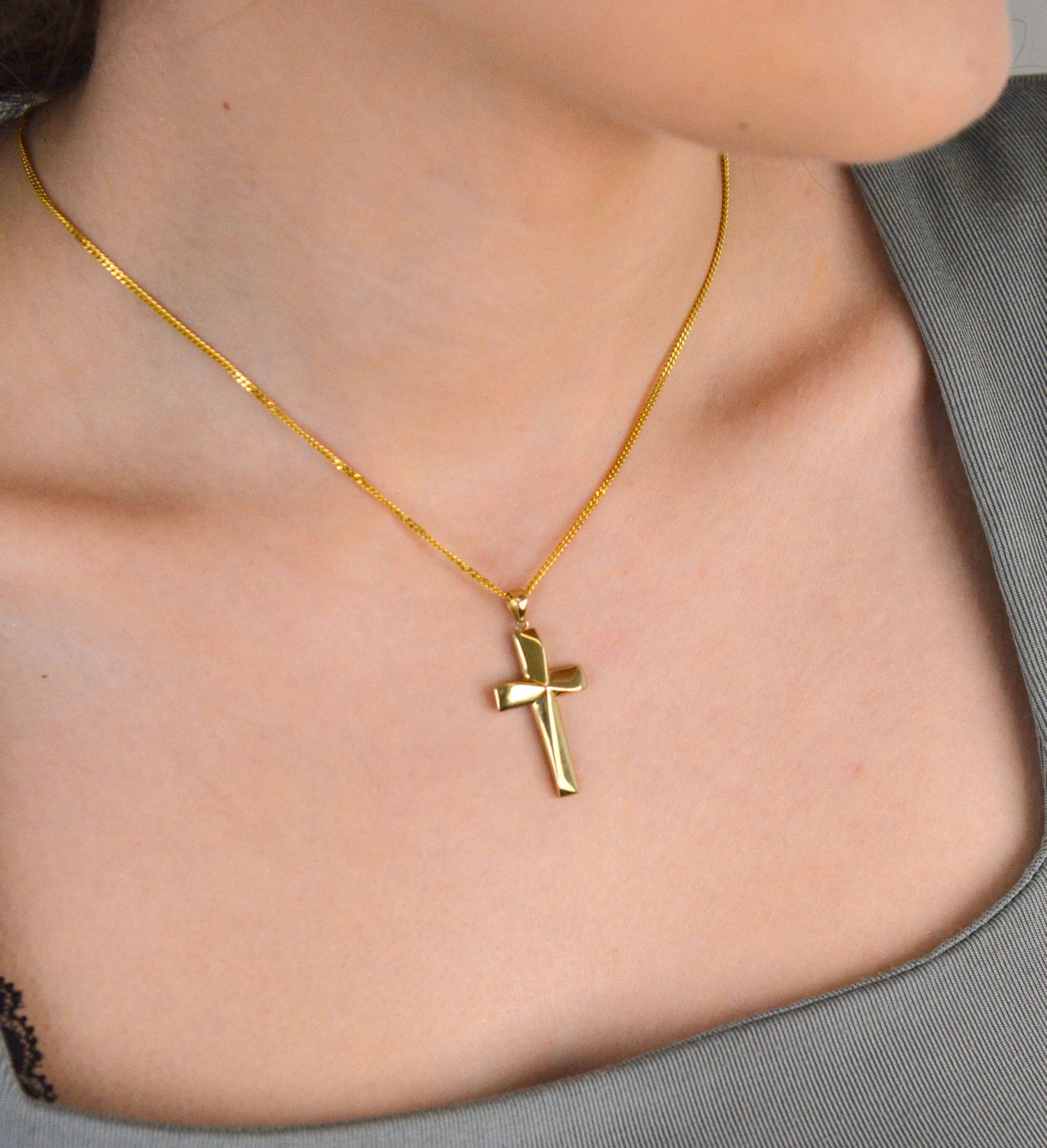 Złota zawieszka gładki krzyżyk ZA 3837A 333, próba 333. Złoty krzyżyk to bardzo elegancki wybór na prezent, który jest subtelny i ponadczasowy. 1.jpg